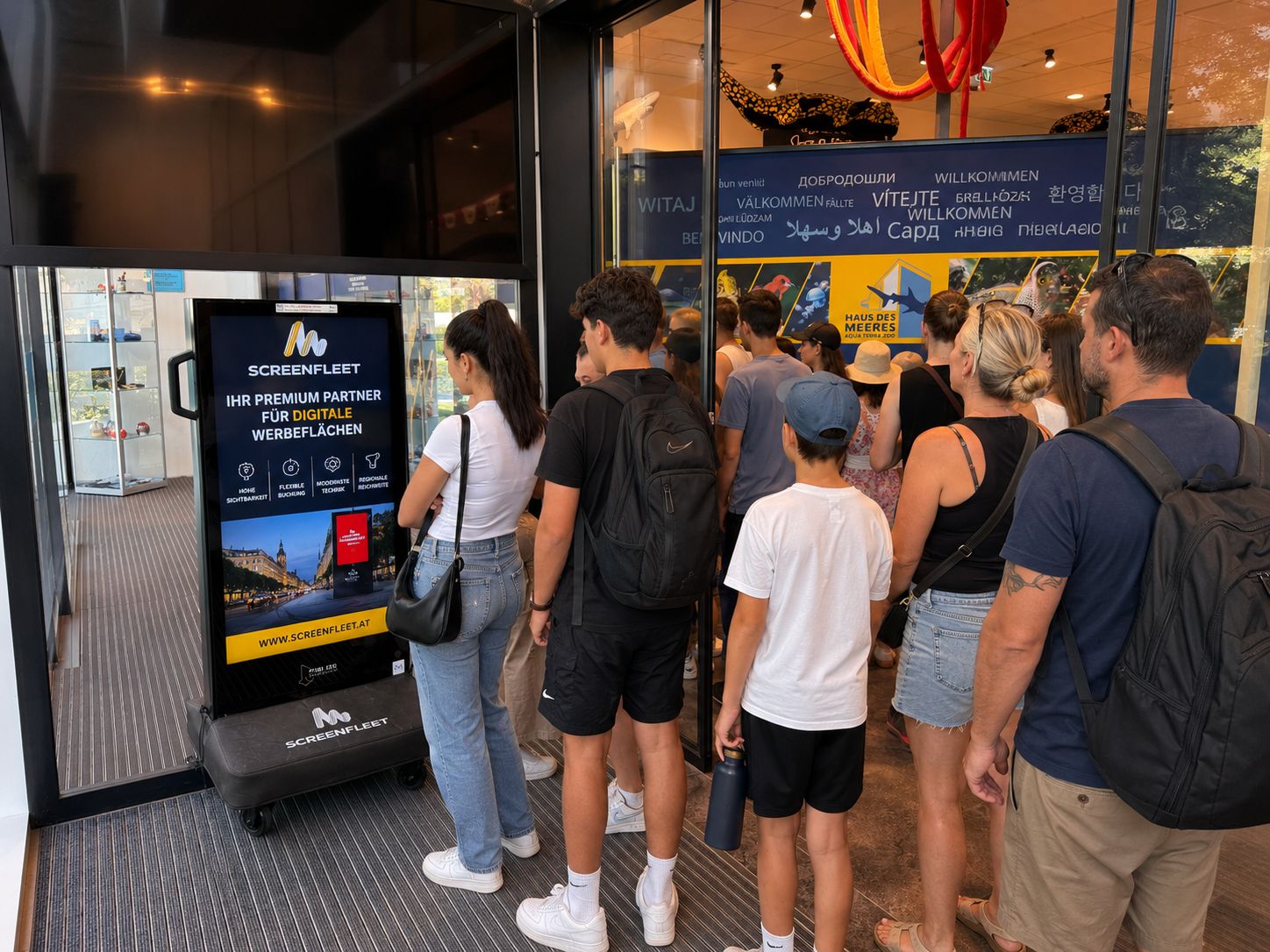 ScreenFleet Digital-Signage-Stele am Eingang von Haus des Meeres Wien